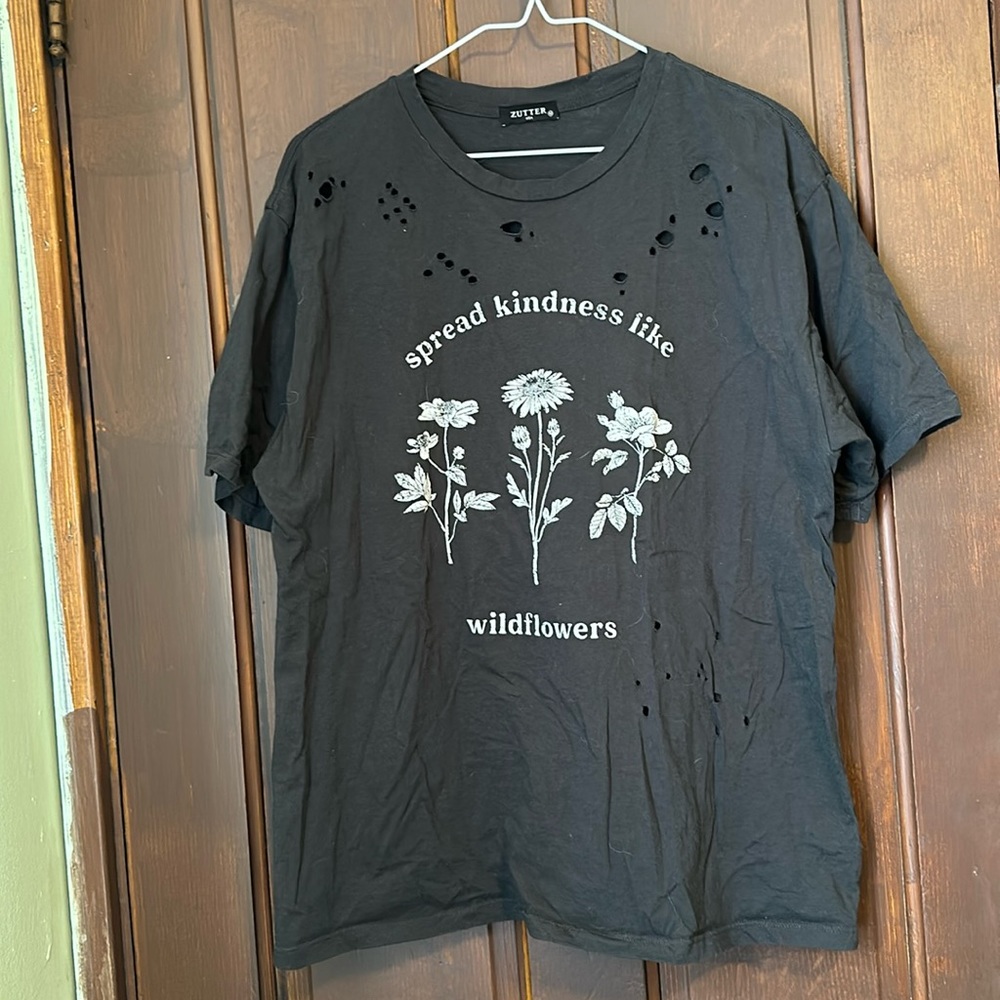 DISTRESSED GRAPHIC TEE